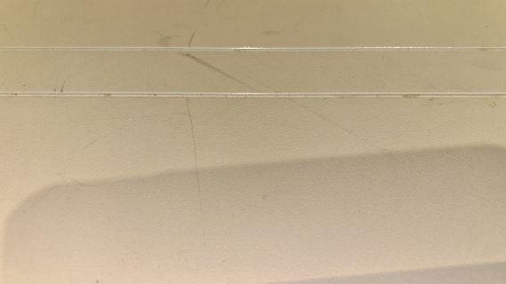 Helle, strukturierte Oberfläche mit Linien