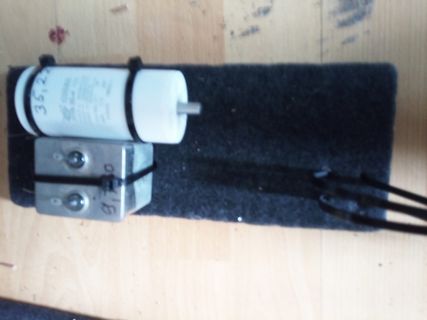 Elektrolytkondensator und Bauteil auf Unterlage