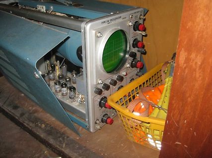 Altes Tektronix Type 516 Oszilloskop mit geöffnetem Gehäuse