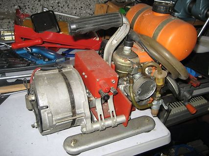 Motor mit Vergaser und Tank auf Werkstattuntergrund