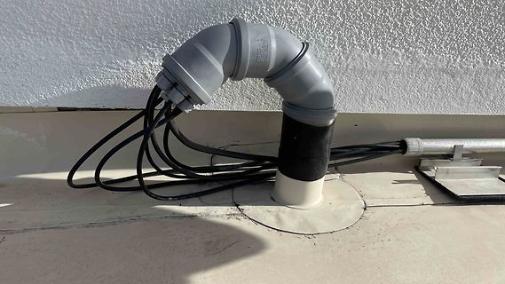 Kabeldurchführung mit Bogen auf Dachoberfläche
