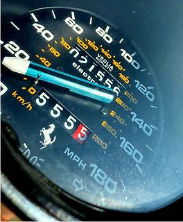 Tachometer eines Ferrari Autos