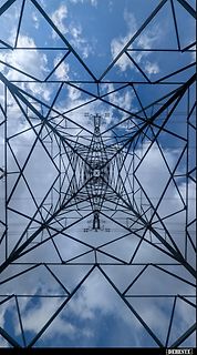 Blick von unten in einen Strommast