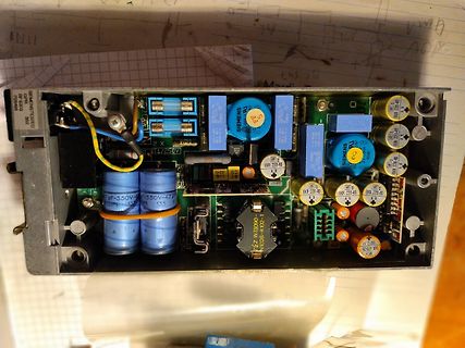 Innenansicht eines Schaltnetzteils mit Elektrolytkondensatoren