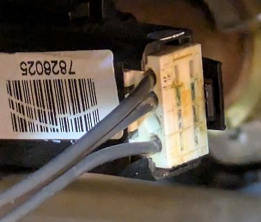Elektrischer Stecker mit Kabeln und Barcode-Etikett