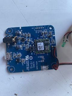 Blaue Leiterplatte mit Mikrocontroller und Anschlüssen
