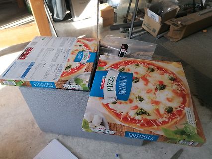 Zwei Pizzaschachteln auf einer Fläche