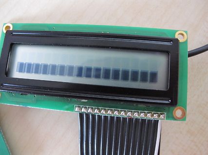 LCD-Display auf grüner Leiterplatte mit Flachbandkabel