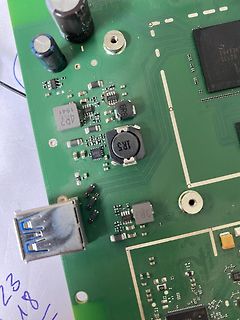 Nahaufnahme einer grünen Leiterplatte mit elektronischen Bauteilen
