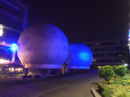 Zwei große kugelförmige Gebäude bei Nacht