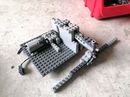 Lego-Modell mit Kabeln auf Untergrund