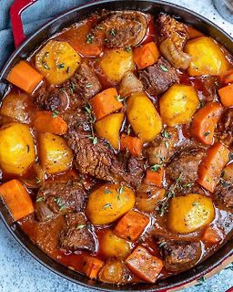 Gulasch mit Kartoffeln und Karotten in einer Pfanne