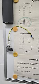 Technische Zeichnung und Bauteile auf Whiteboard
