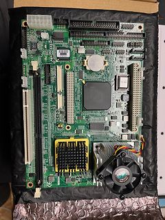 Computer-Mainboard auf Luftpolsterfolie