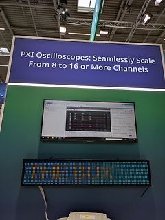 Werbebanner und Monitor mit Oszilloskop-Software
