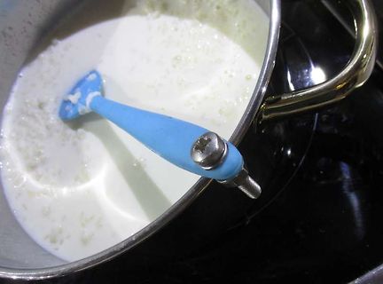 Blauer Gegenstand in einer Schüssel mit weißer Flüssigkeit