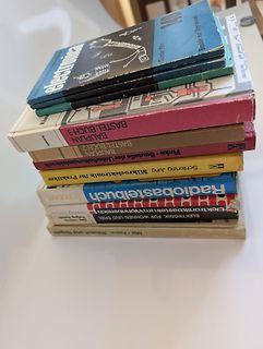 Stapel alter Elektronik-Fachbücher