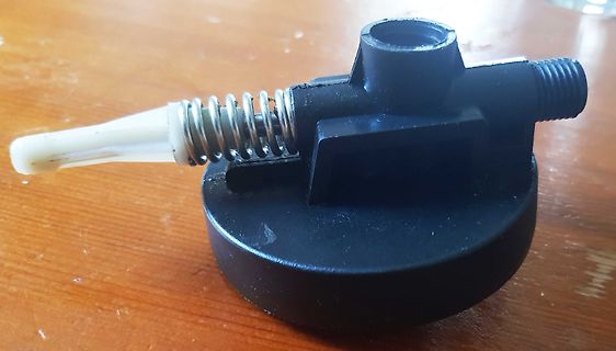 Mechanisches Bauteil mit Feder und weißem Hebel