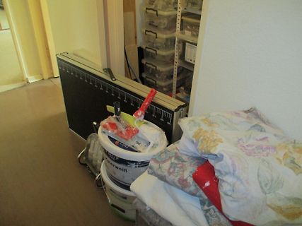 Eimer und Textilien in einem Raum