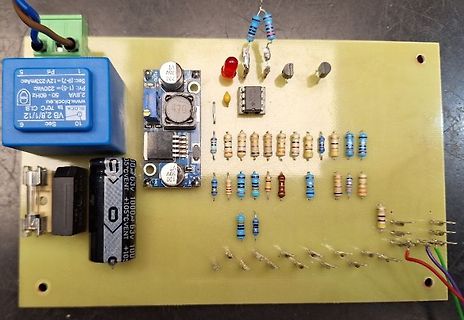 Foto einer bestückten Leiterplatte mit elektronischen Bauteilen