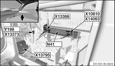 CAD-Darstellung eines Fahrzeug-Elektronikbauteils mit Beschriftungen