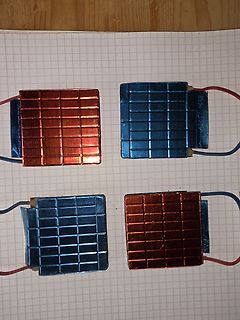 Vier kleine Solarzellen auf Millimeterpapier