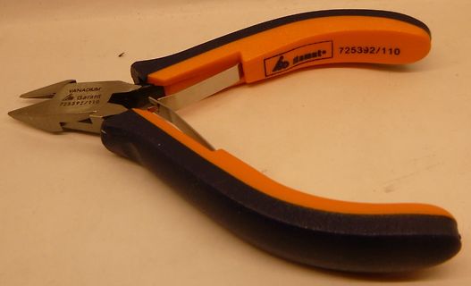 Spitzzange mit orange-schwarzen Griffen