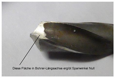 Nahaufnahme eines Bohrers mit Beschriftung