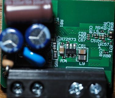 Nahaufnahme einer Leiterplatte mit elektronischen Bauteilen