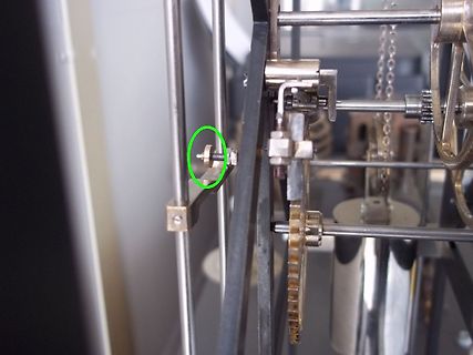 Nahaufnahme mechanischer Bauteile und Metallstangen