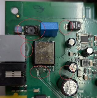 Nahaufnahme einer Leiterplatte mit markierten Bauteilen