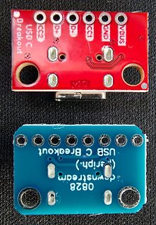 Zwei USB-C Breakout-Boards, rot und blau