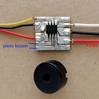 Gelötete Leiterplatte mit Kabeln und Piezo-Buzzer