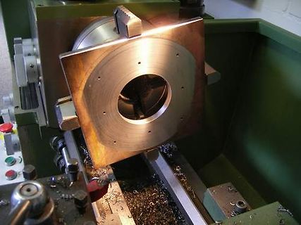 Metallteil in einer Drehmaschine