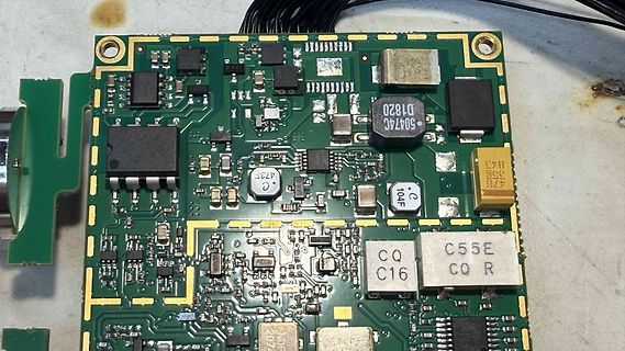 Nahaufnahme einer Leiterplatte mit elektronischen Bauteilen