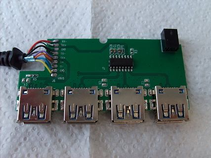 Leiterplatte mit USB-Anschlüssen und Pin-Header