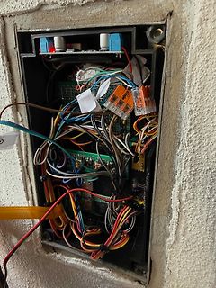 Verdrahtung in einem Gehäuse mit Leiterplatten und Wago-Klemmen