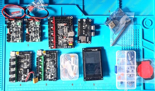Verschiedene Mikrocontroller-Boards und Elektronikkomponenten auf Werkstattunterlage