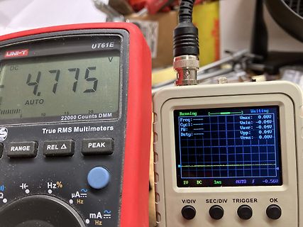 Multimeter und kleines Oszilloskop auf Werkstattuntergrund