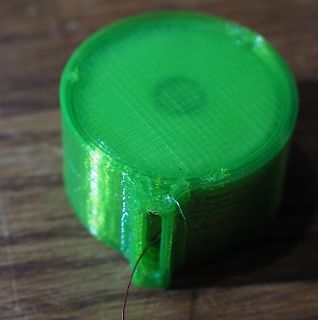 Grüner 3D-gedruckter Behälter mit Draht