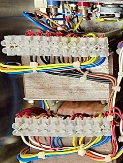 Verdrahtung mit Klemmenblöcken und Transformator