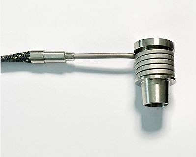 Metallischer Stecker mit Kabel und Kühlrippen