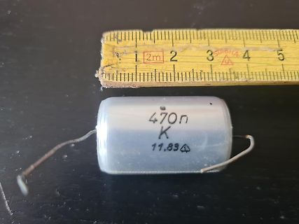 Elektrolytkondensator und Lineal