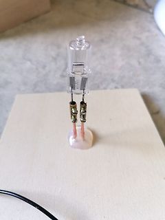Halogenlampe auf Holzbrett mit Kabeln