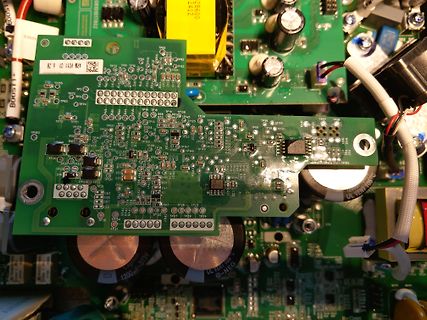 Nahaufnahme einer Leiterplatte mit elektronischen Bauteilen