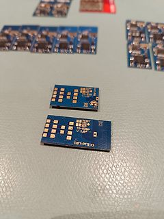 Mehrere kleine blaue Leiterplatten auf Tisch