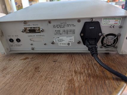 Rückseite eines Fluke Messgeräts mit Anschlüssen