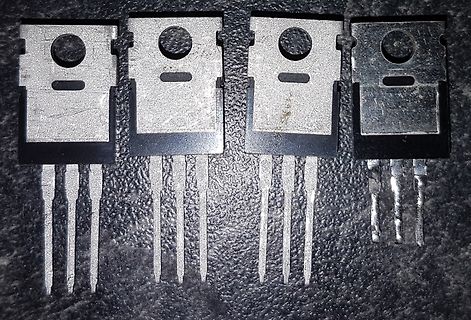 Vier Transistoren oder Leistungshalbleiter