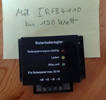 Solarladeregler mit handschriftlicher Notiz