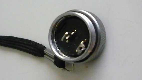 Nahaufnahme eines elektronischen Bauteils mit Metallgehäuse